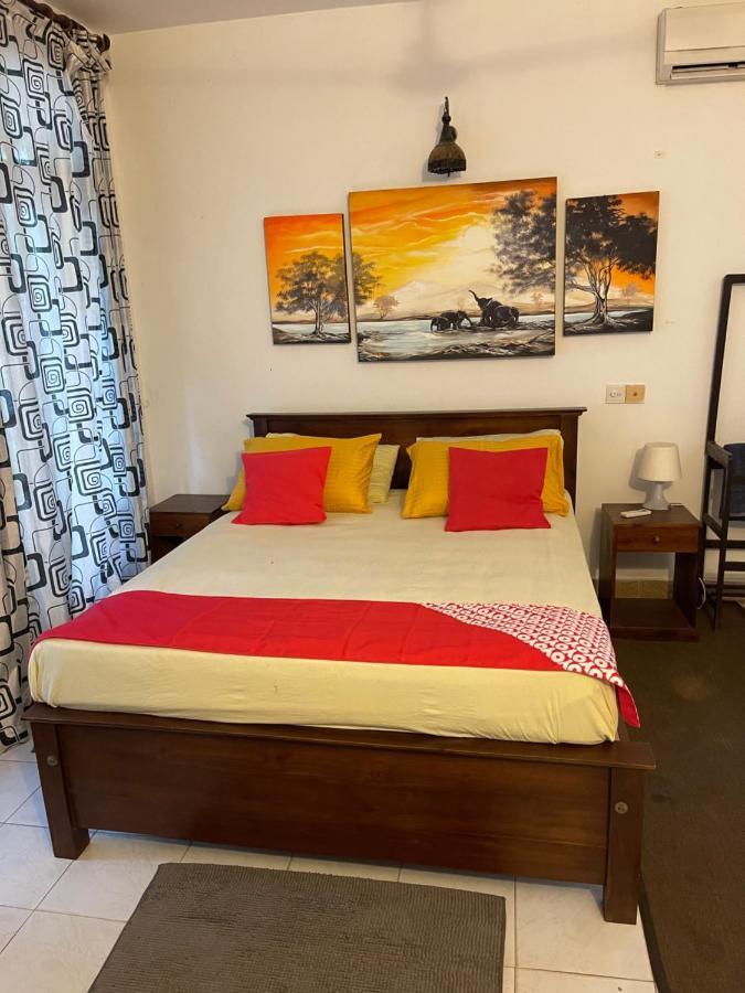 Oyo 459 Barasti Beach Resort 칼루타라 외부 사진
