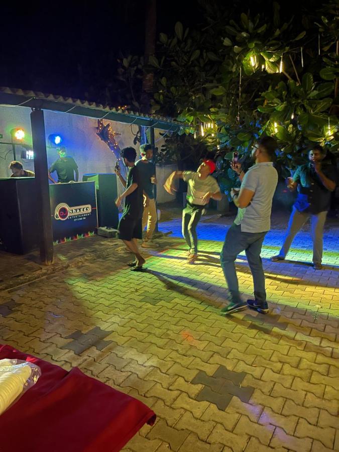 Oyo 459 Barasti Beach Resort 칼루타라 외부 사진