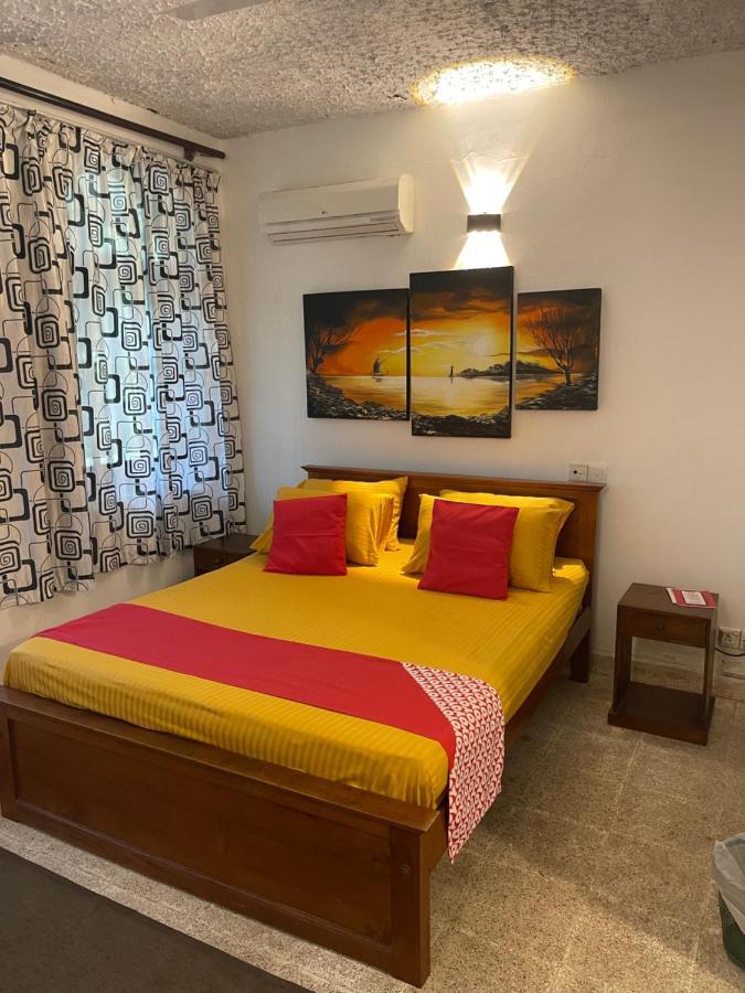 Oyo 459 Barasti Beach Resort 칼루타라 외부 사진