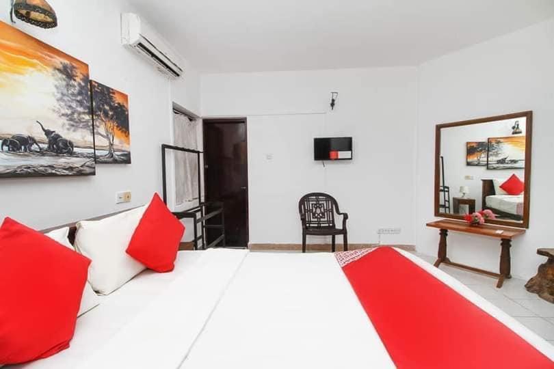 Oyo 459 Barasti Beach Resort 칼루타라 외부 사진