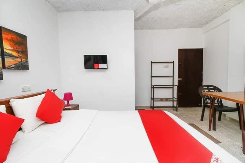 Oyo 459 Barasti Beach Resort 칼루타라 외부 사진