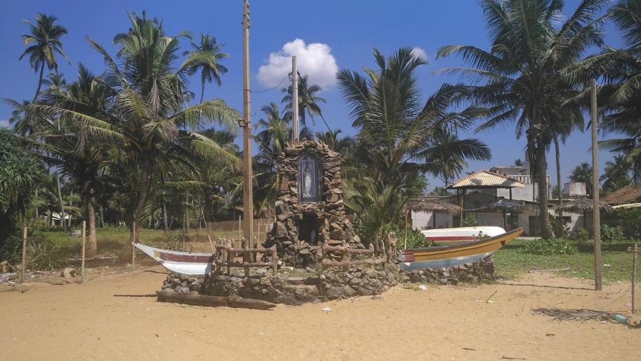 Oyo 459 Barasti Beach Resort 칼루타라 외부 사진
