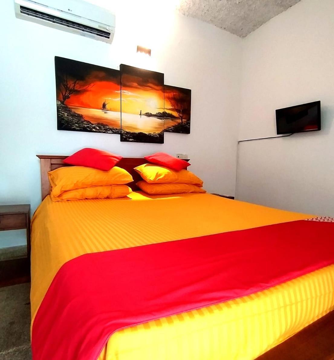 Oyo 459 Barasti Beach Resort 칼루타라 외부 사진