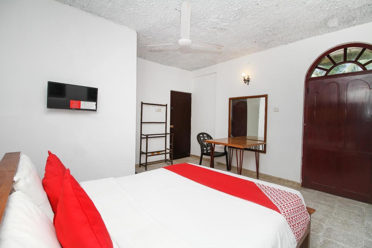 Oyo 459 Barasti Beach Resort 칼루타라 외부 사진