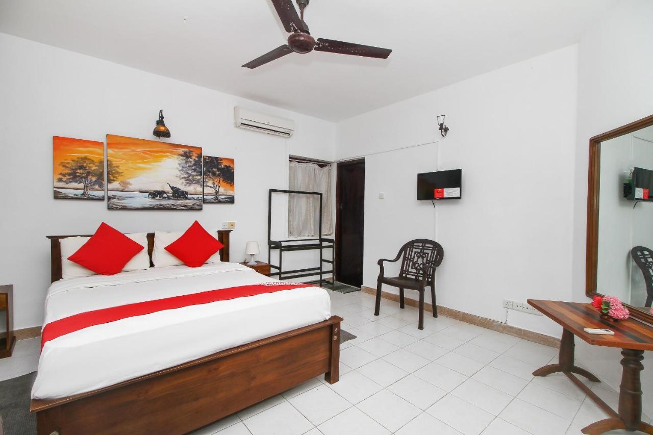 Oyo 459 Barasti Beach Resort 칼루타라 외부 사진