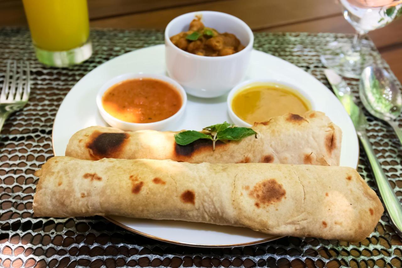 Oyo 459 Barasti Beach Resort 칼루타라 외부 사진